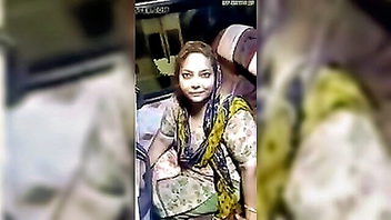 Bold Indian saree bus tease porn video