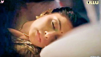 Desi MILF in saree cleavage porn video