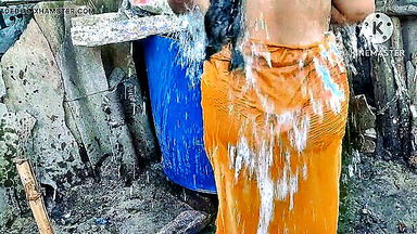 Anita Yadav outdoor bath saree xxx clip
