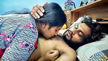 Indian mommy kissing hairy chest porn clip