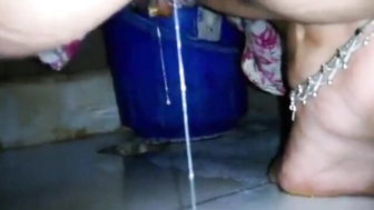 Indian hairy pussy peeing closeup porn video